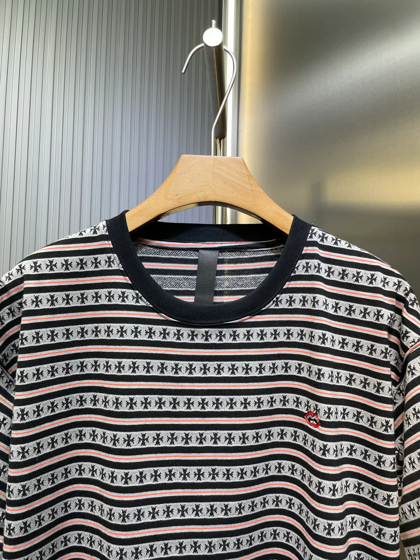 🅿️280 chrome hearts striped full-print short-sleeved craftsmanship instructions: Customized yarn-dyed fabrics, minimum ordering is 1,000 meters, expensive embroidery using imported embroidery machines, the overall line is straight and delicate, the fabric is comfortable and soft, the color is consistent and no color difference. Can be matched with the same style to create a fashionable look, control various occasions, customized accessories, complete three standards, the same style for men and women! ⚠️Color: gray ⚠️Size: sml